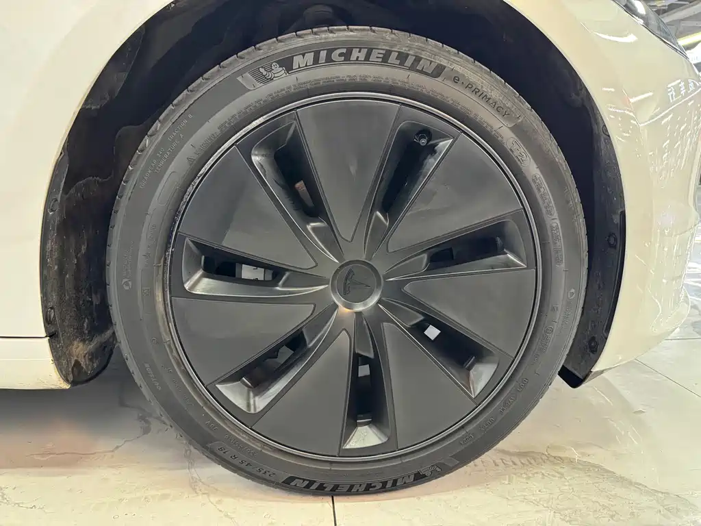 Tesla Model 3 — миниатюра 13