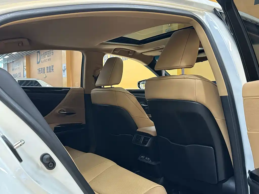 Lexus ES — миниатюра 9