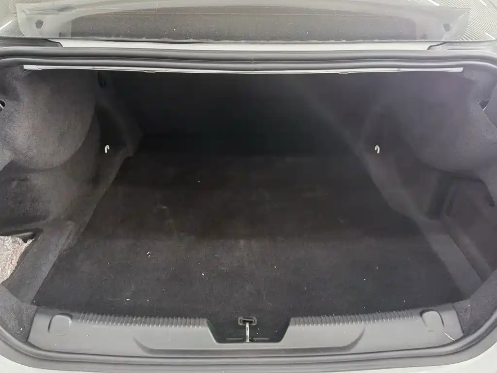 Jaguar XE — миниатюра 8