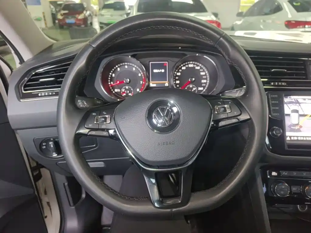 Volkswagen Tiguan L — миниатюра 11