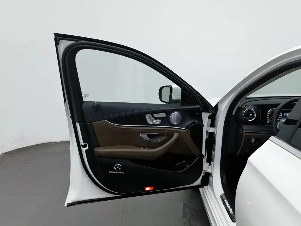 Mercedes-Benz E-Class — миниатюра 8