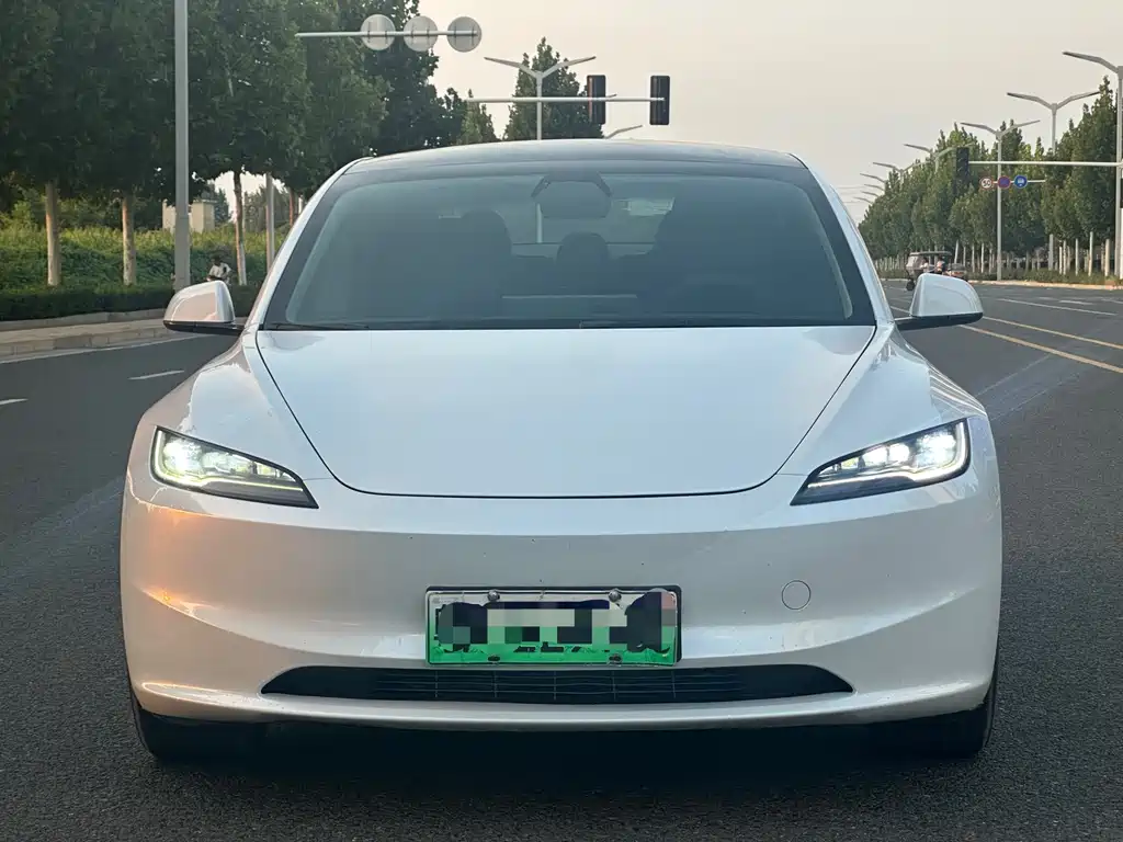 Tesla Model 3 — миниатюра 2