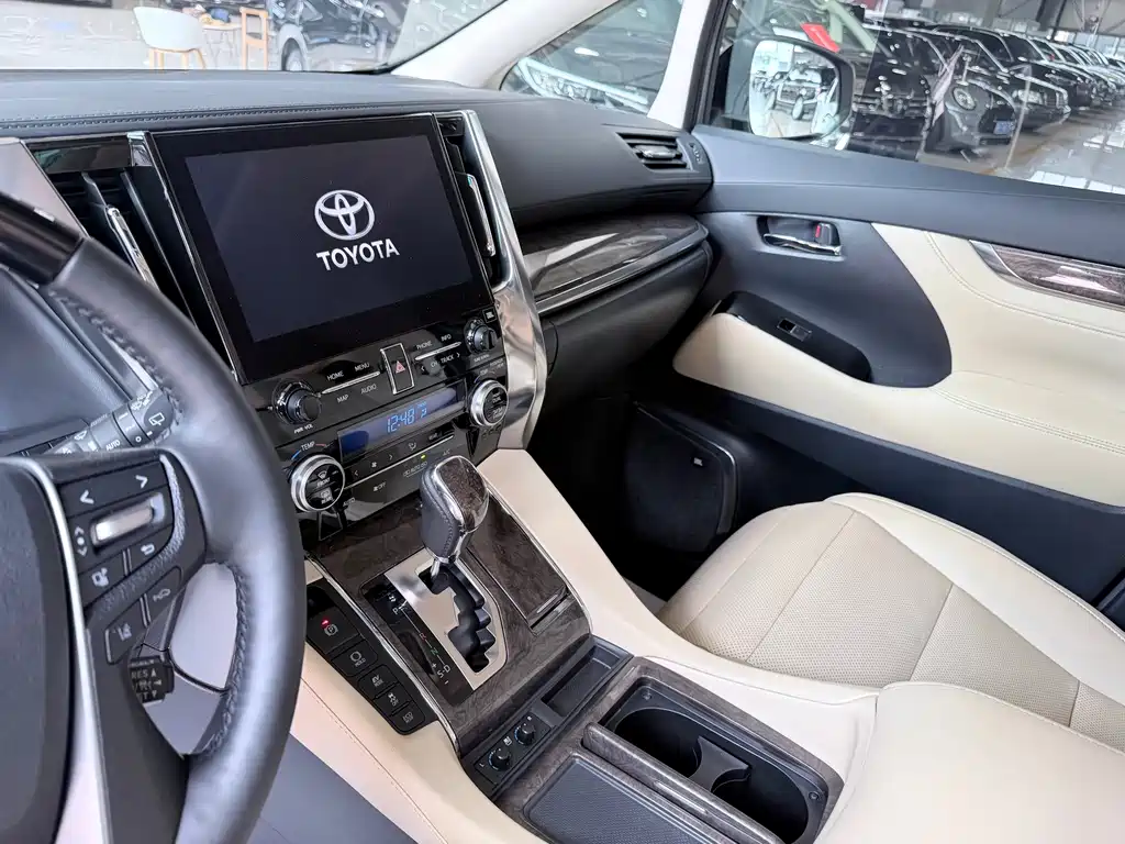 Toyota Alphard — миниатюра 5