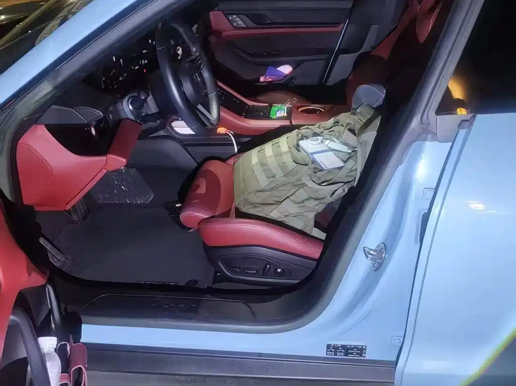 Porsche Taycan — миниатюра 3
