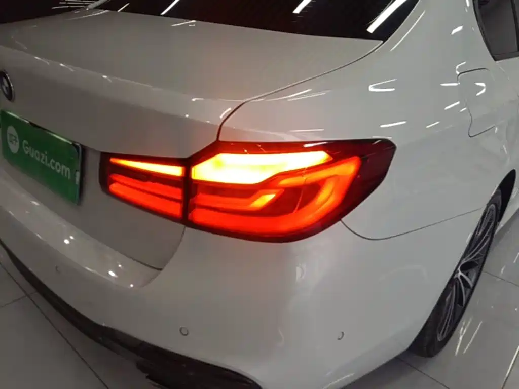 BMW 5 Series — миниатюра 8