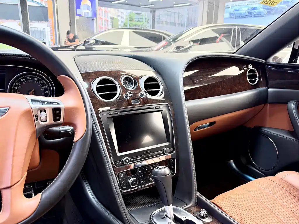 Bentley Flying Spur — миниатюра 17