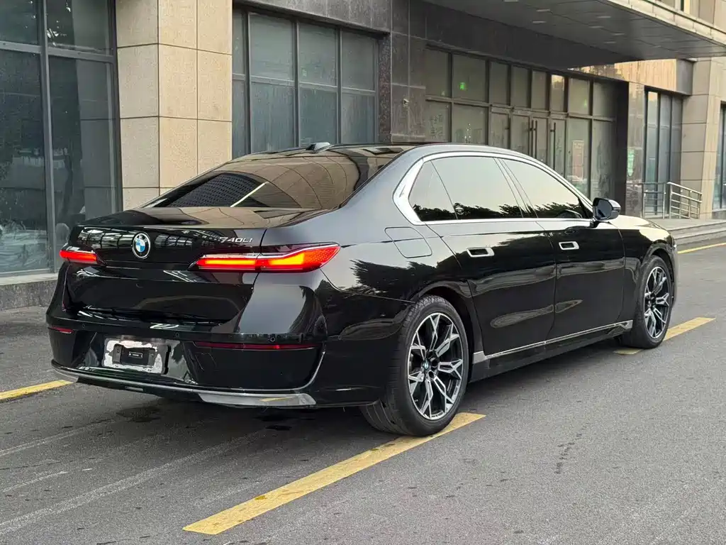 BMW 7 Series — миниатюра 4