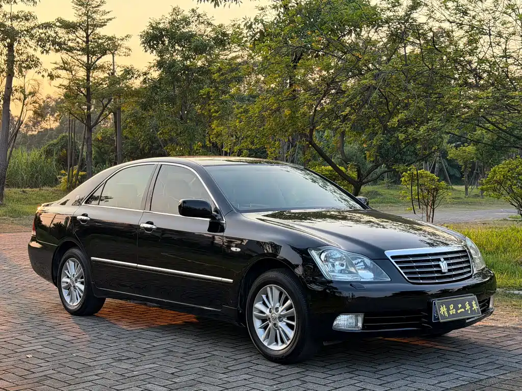 Toyota Crown — миниатюра 2