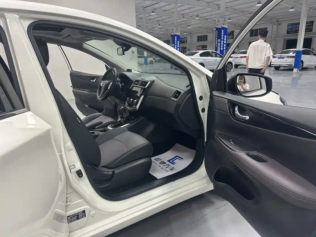 Nissan Tiida — миниатюра 13