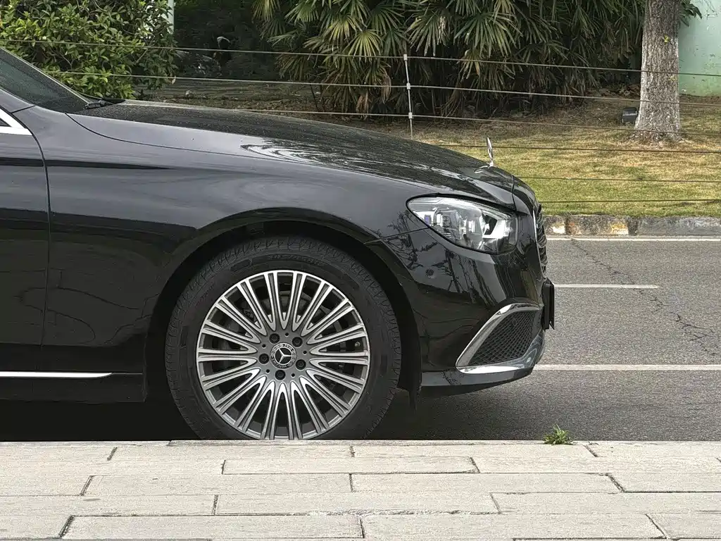Mercedes-Benz E-Class — миниатюра 14