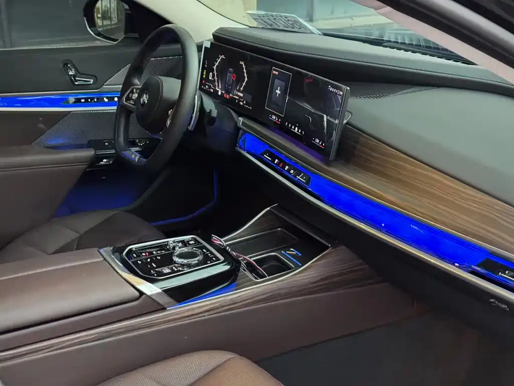 BMW 7 Series — миниатюра 7