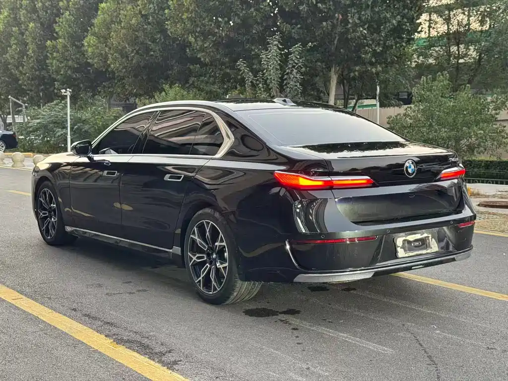 BMW 7 Series — миниатюра 6