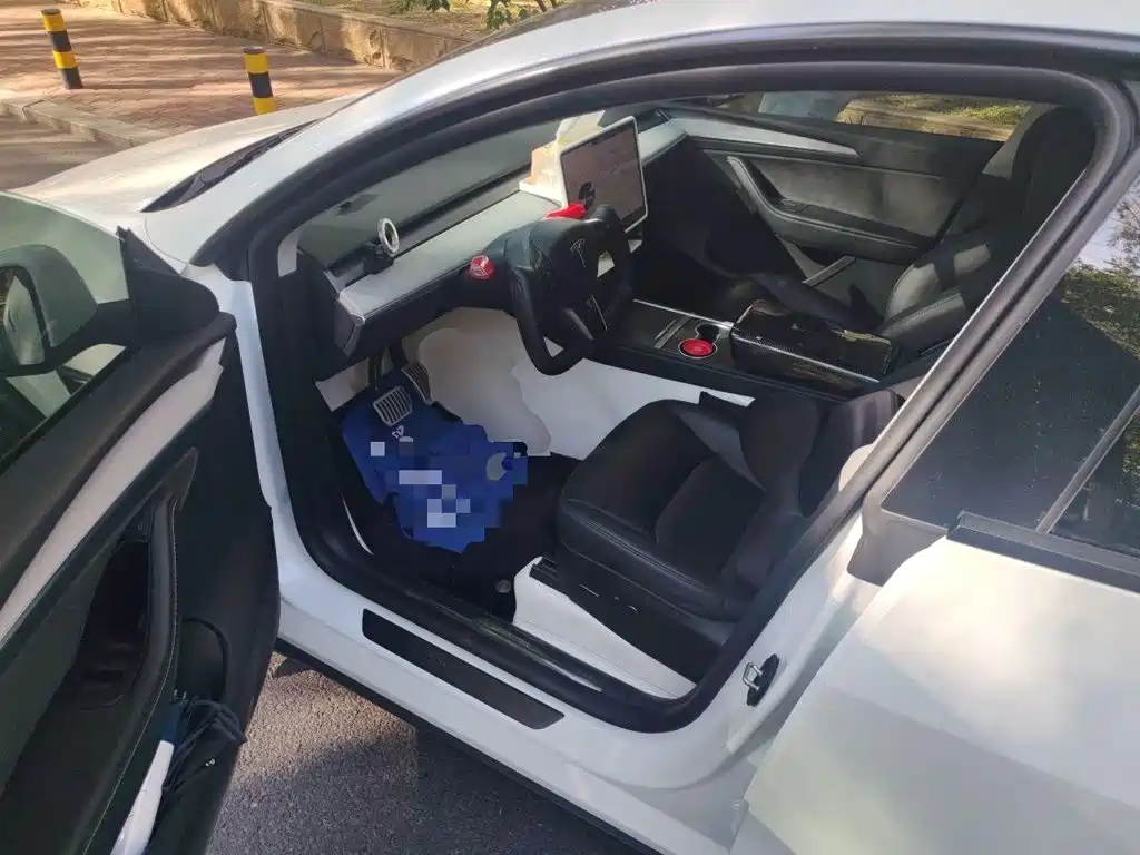 Tesla Model Y — миниатюра 17
