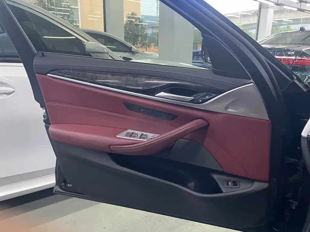 BMW 5 Series — миниатюра 24