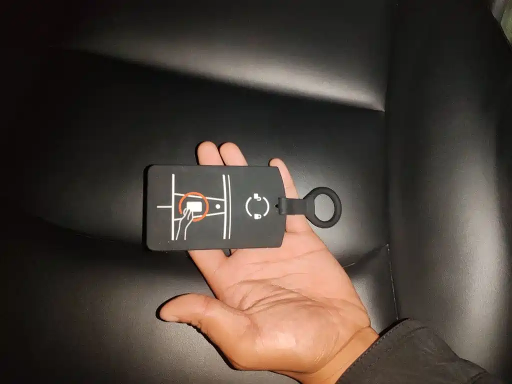 Tesla Model Y — миниатюра 10