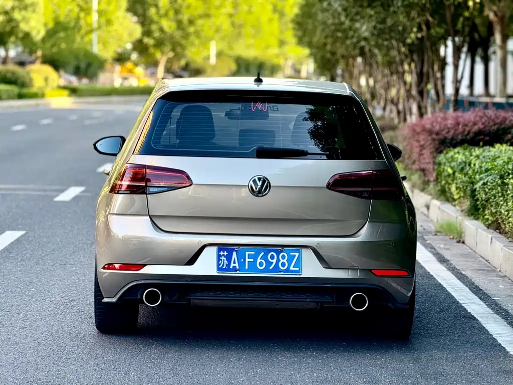 VOLKSWAGEN GOLF