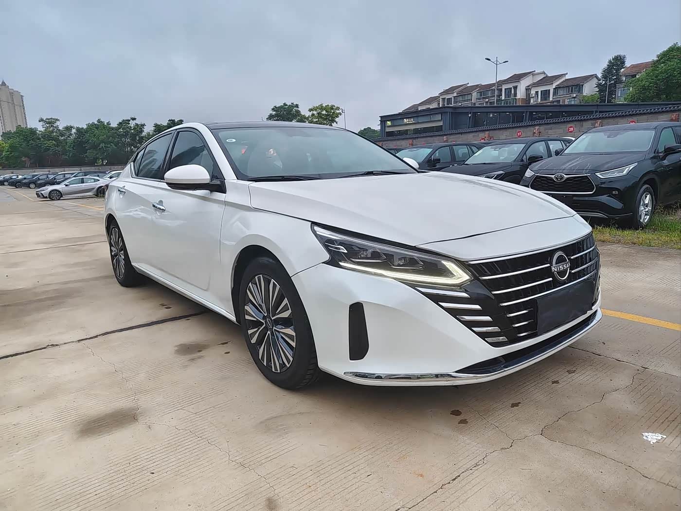 Nissan Teana 2.0 л 2023 г. Белый, пробег 40000 км