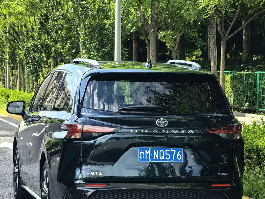 Toyota Granvia 2022 2.5L Luxury