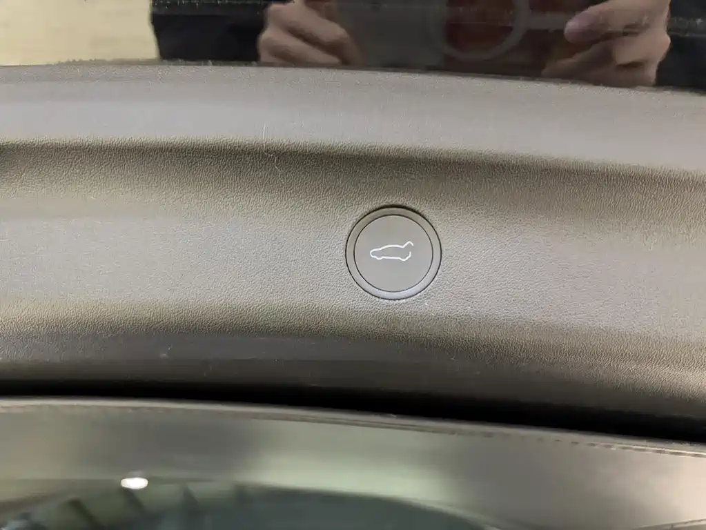 Tesla Model Y — миниатюра 15