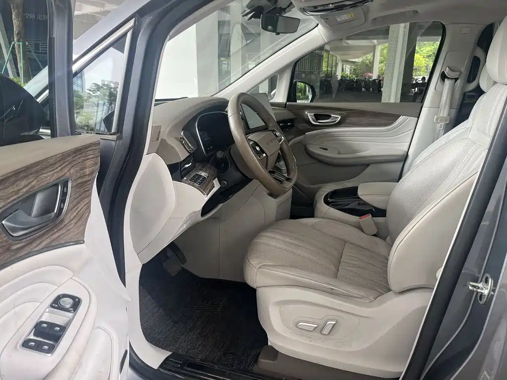 Roewe iMAX8