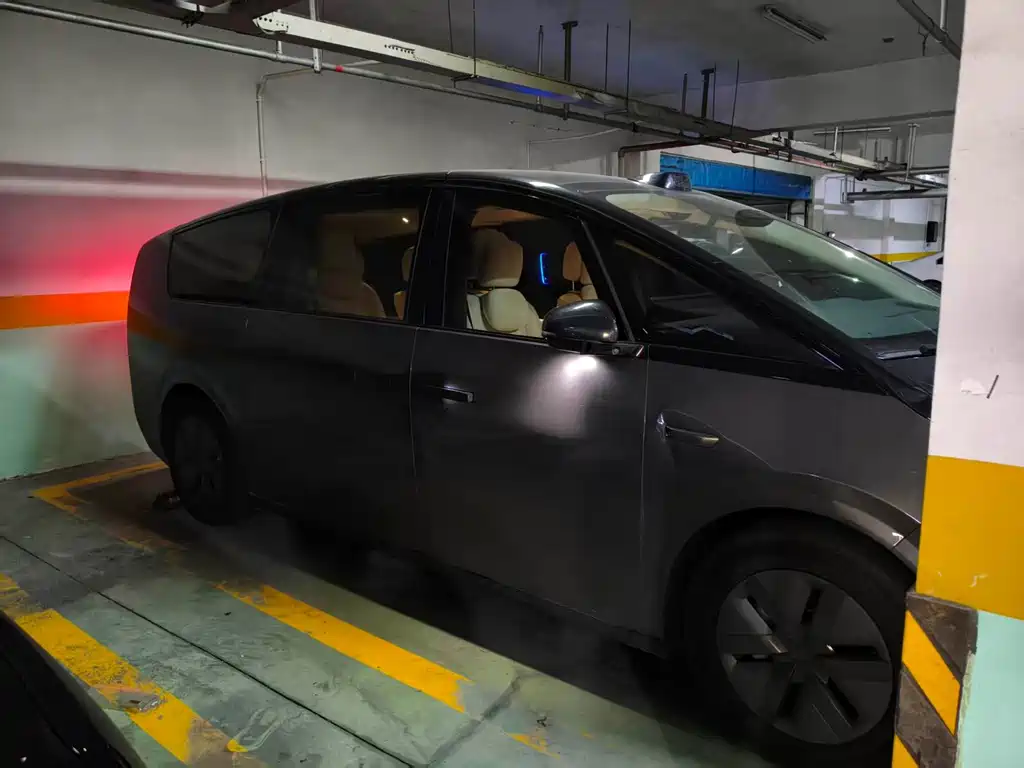 Li Auto Li MEGA — миниатюра 2