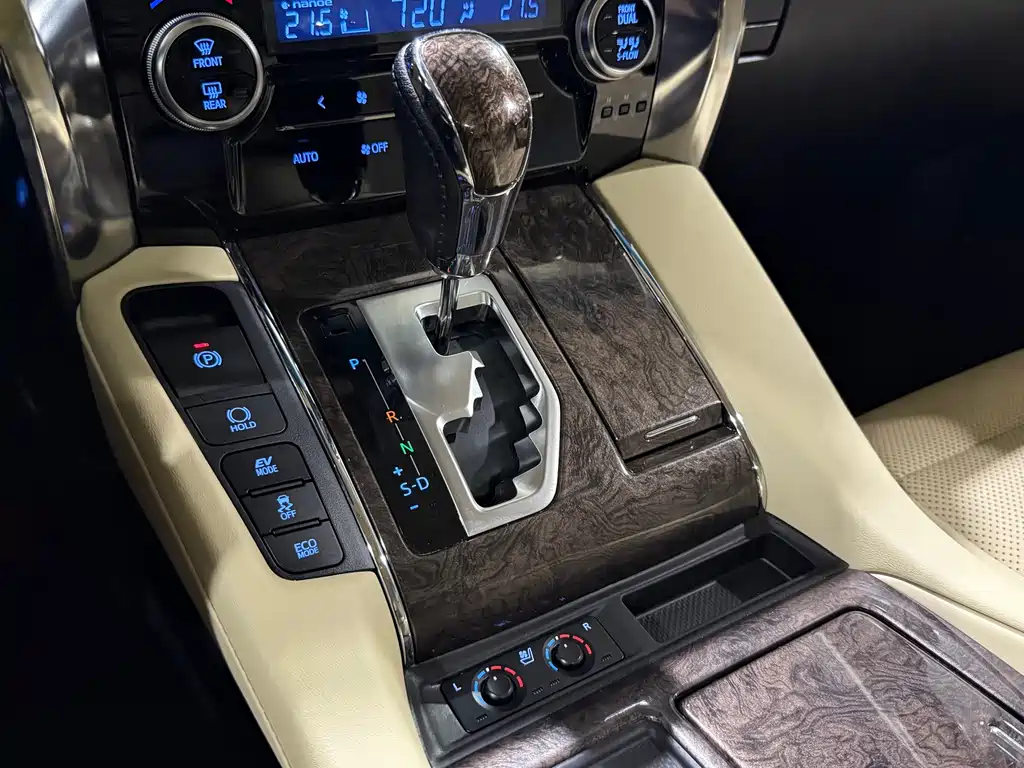 Toyota Alphard — миниатюра 19