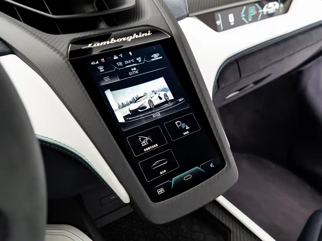 LAMBORGHINI REVUELTO