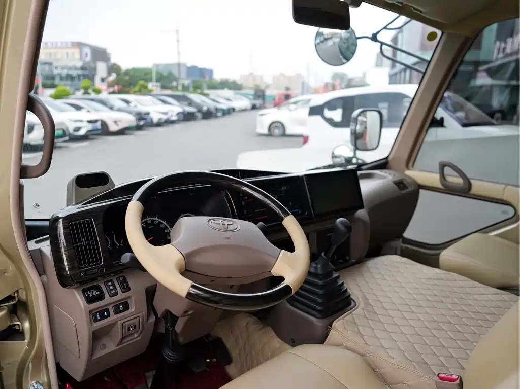 Toyota Coaster — миниатюра 7