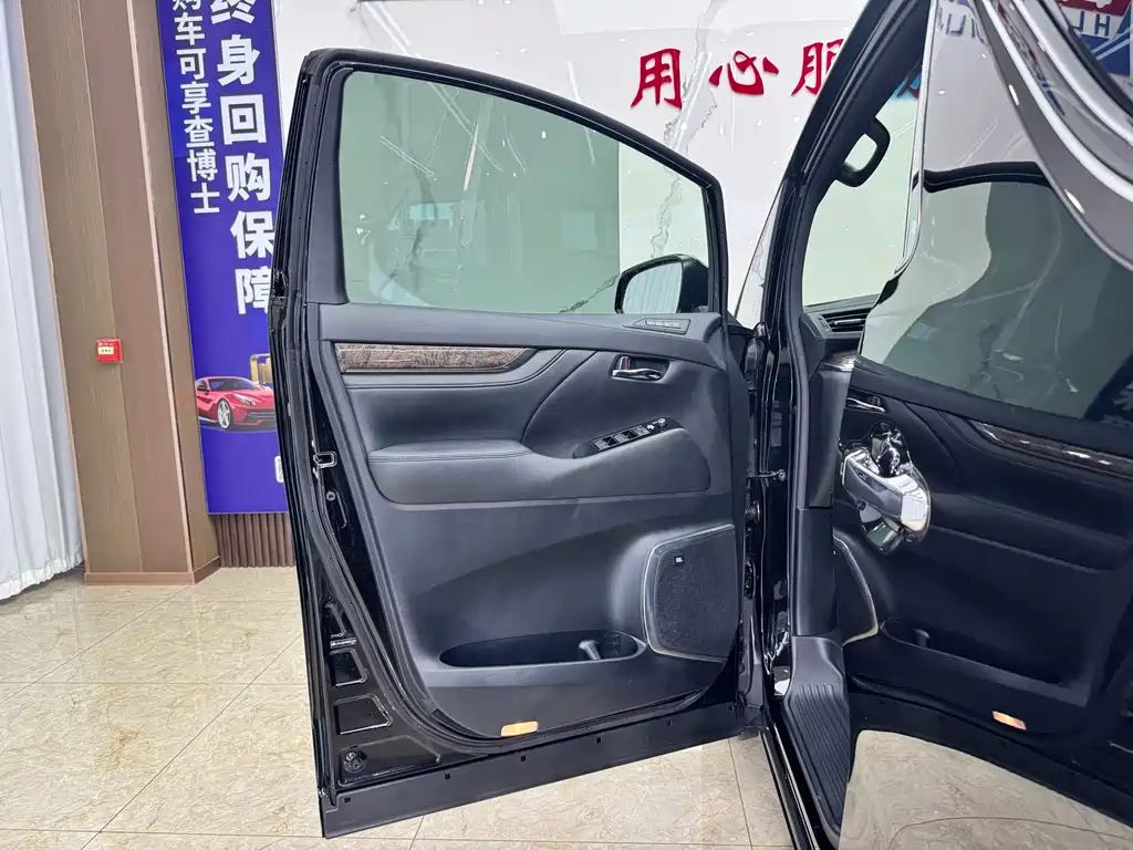 Toyota Alphard — миниатюра 16