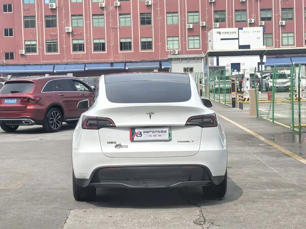 Tesla Model Y — миниатюра 7