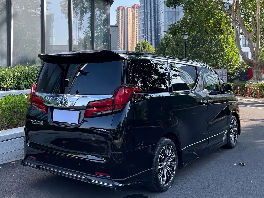 Toyota Alphard — миниатюра 3