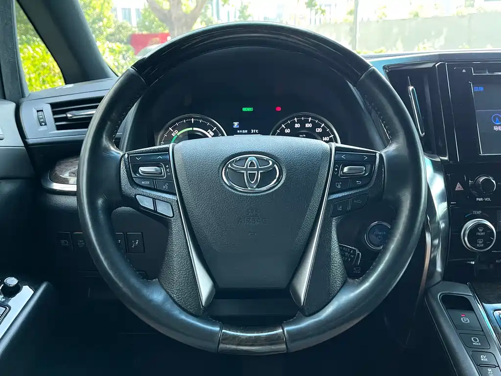 Toyota Alphard — миниатюра 8