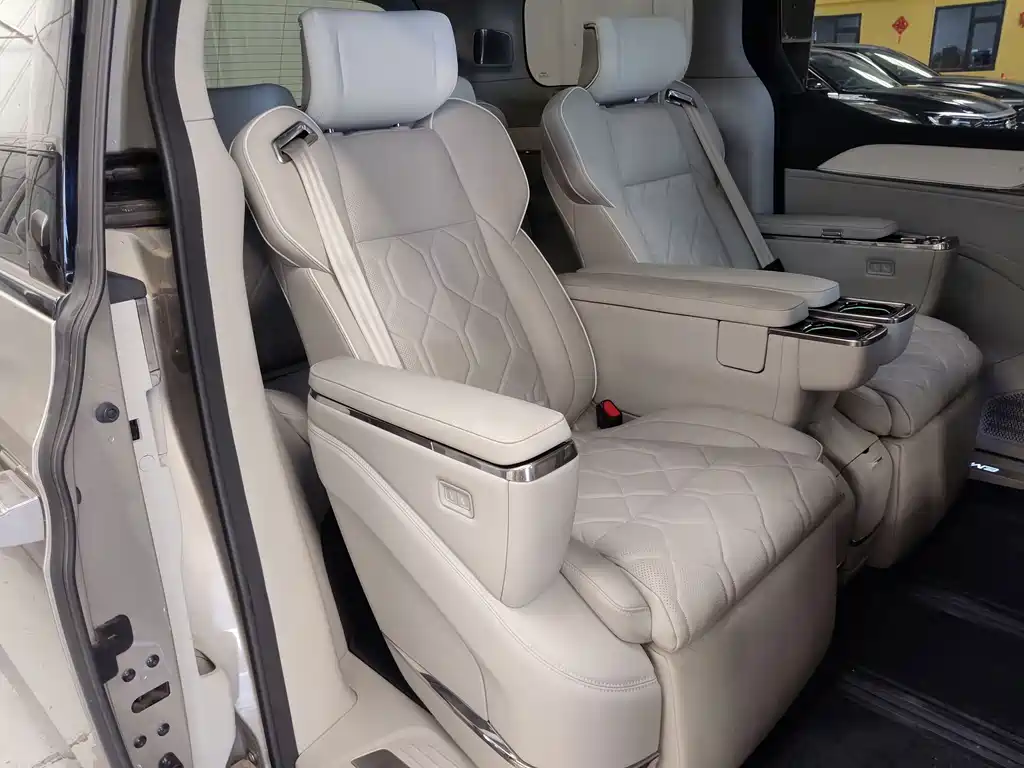 Volvo EM90 — миниатюра 5