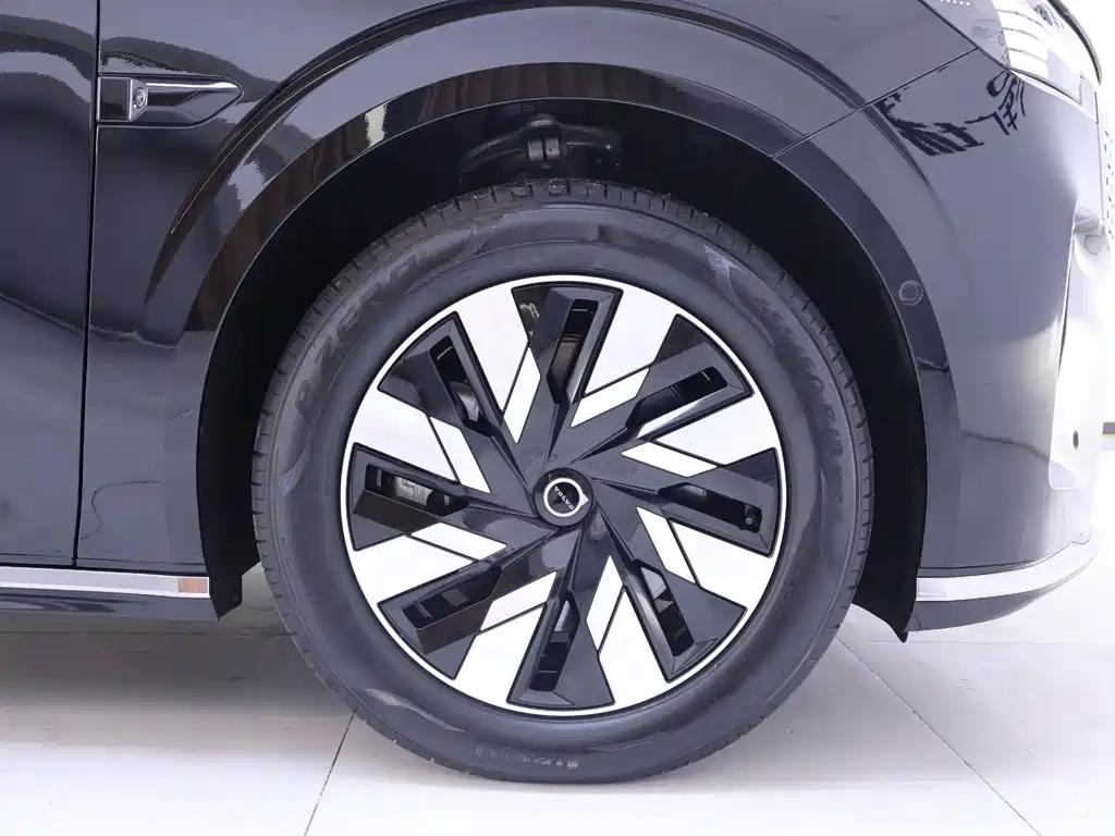Volvo EM90 — миниатюра 6