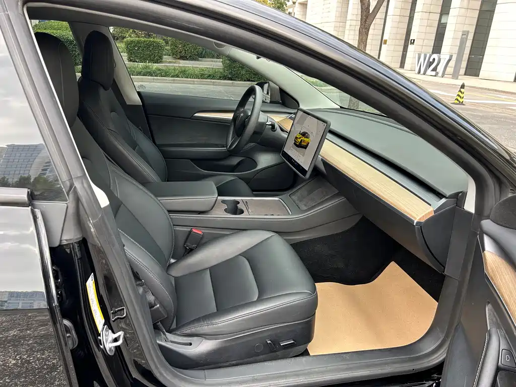 Tesla Model 3 — миниатюра 16