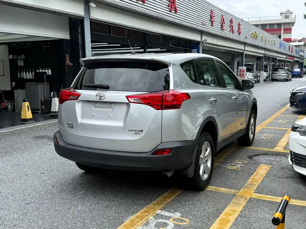 Toyota RAV4 — миниатюра 6