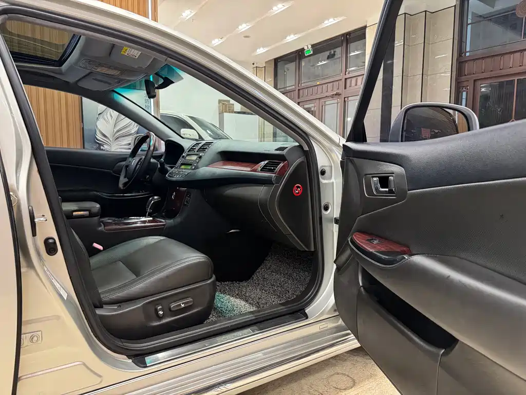 Toyota Crown — миниатюра 16