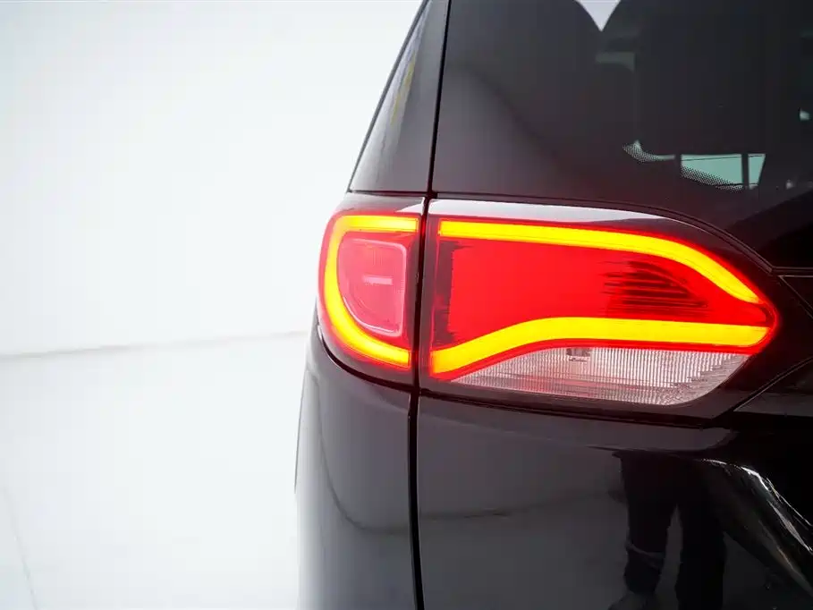 Chrysler Grand Voyager PHEV (Import) — миниатюра 14