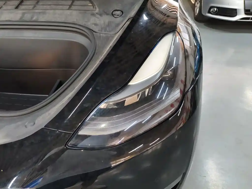Tesla Model Y — миниатюра 24