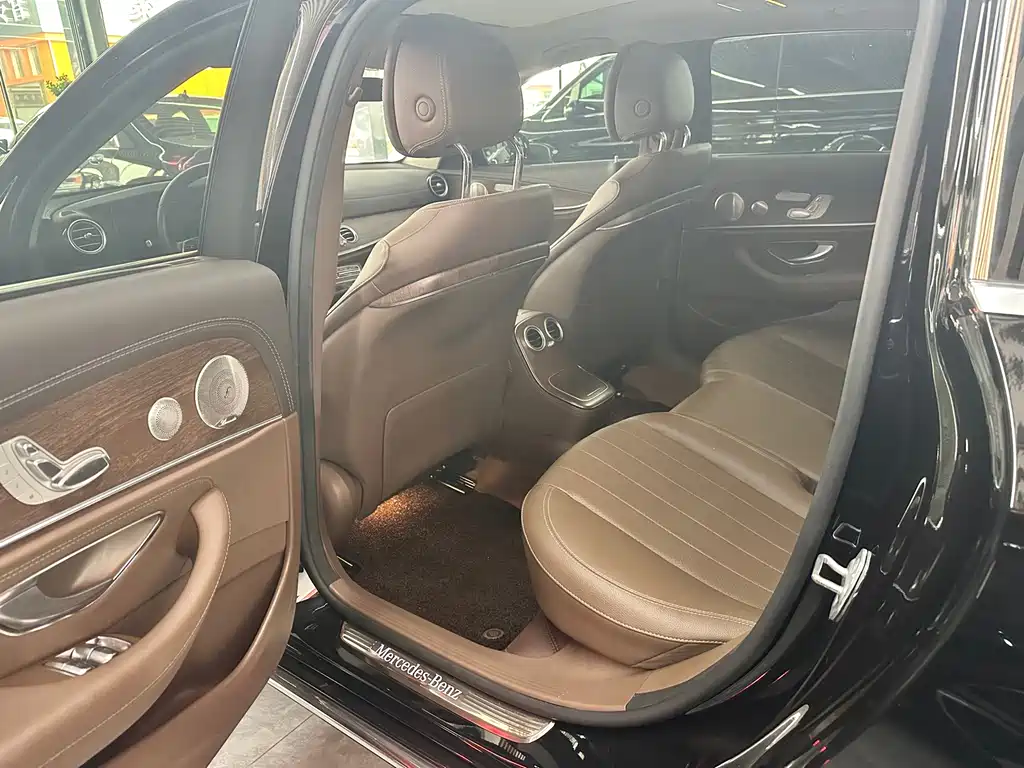 Mercedes-Benz E-Class — миниатюра 3