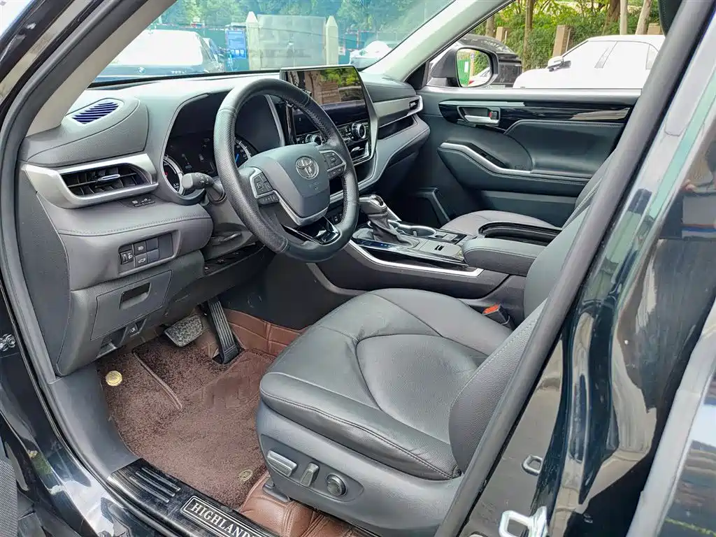 Toyota Highlander 2022 2.5L Luxury 7 мест