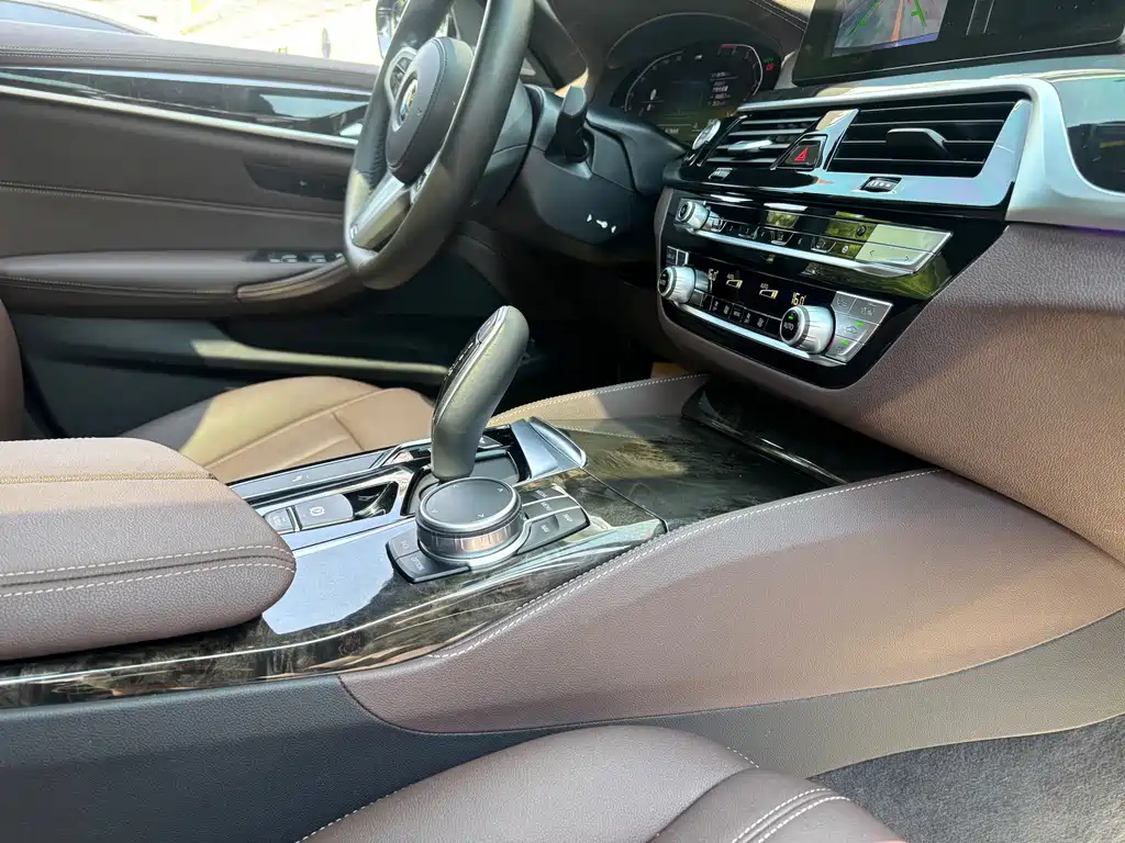 BMW 5 Series — миниатюра 17