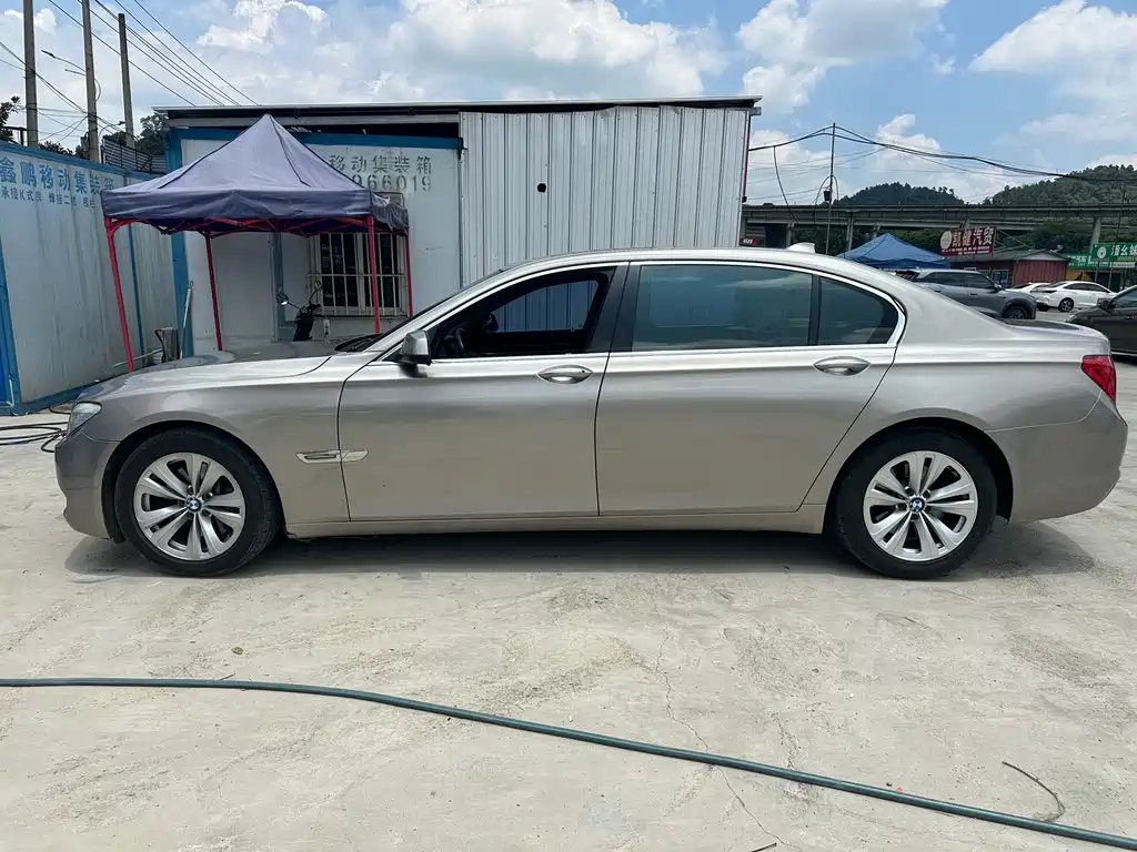 BMW 7 Series — миниатюра 8