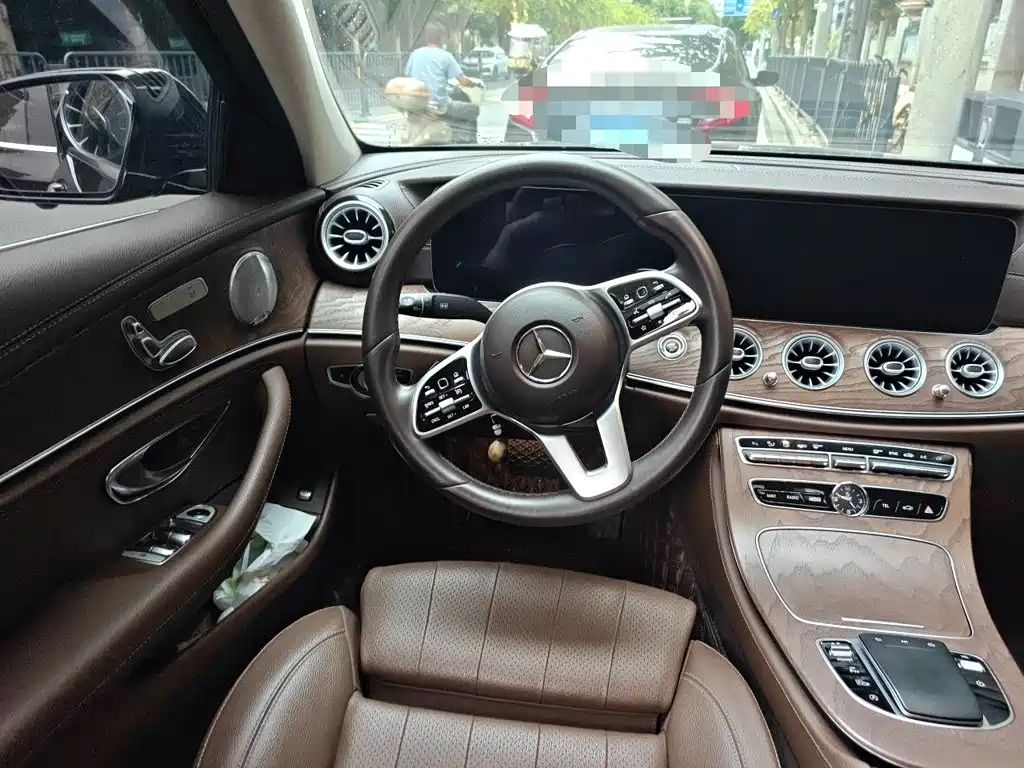 Mercedes-Benz E-Class — миниатюра 11