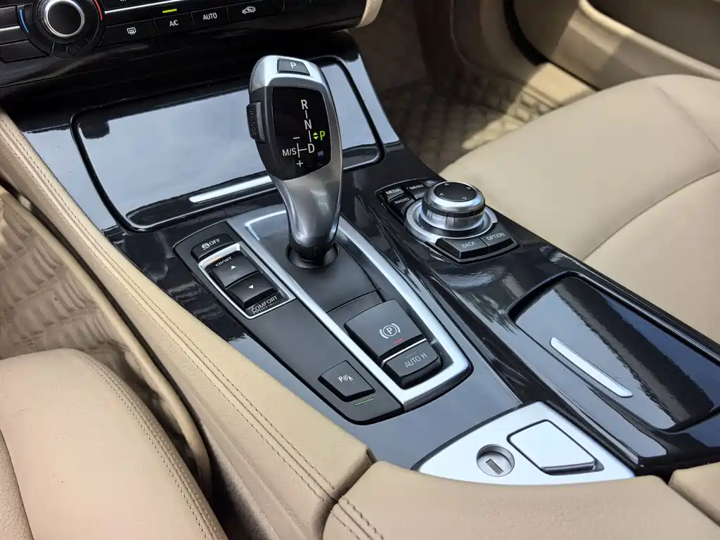 BMW 5 Series — миниатюра 10