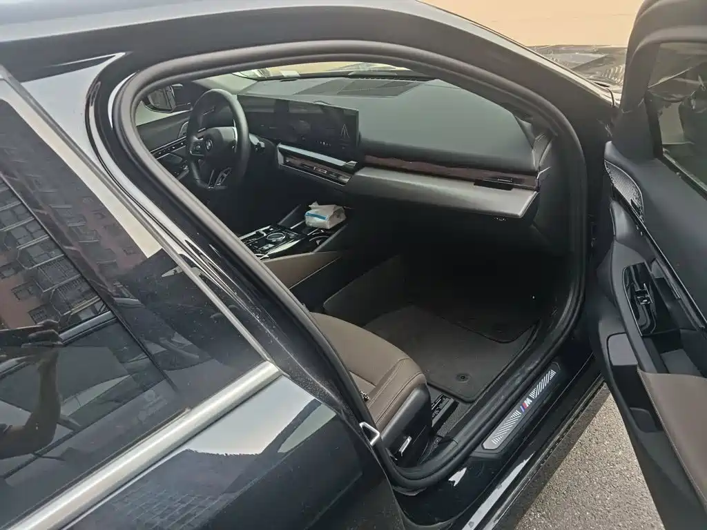 BMW 5 Series — миниатюра 9