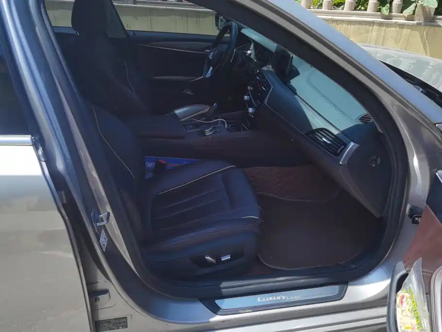BMW 5 Series — миниатюра 8
