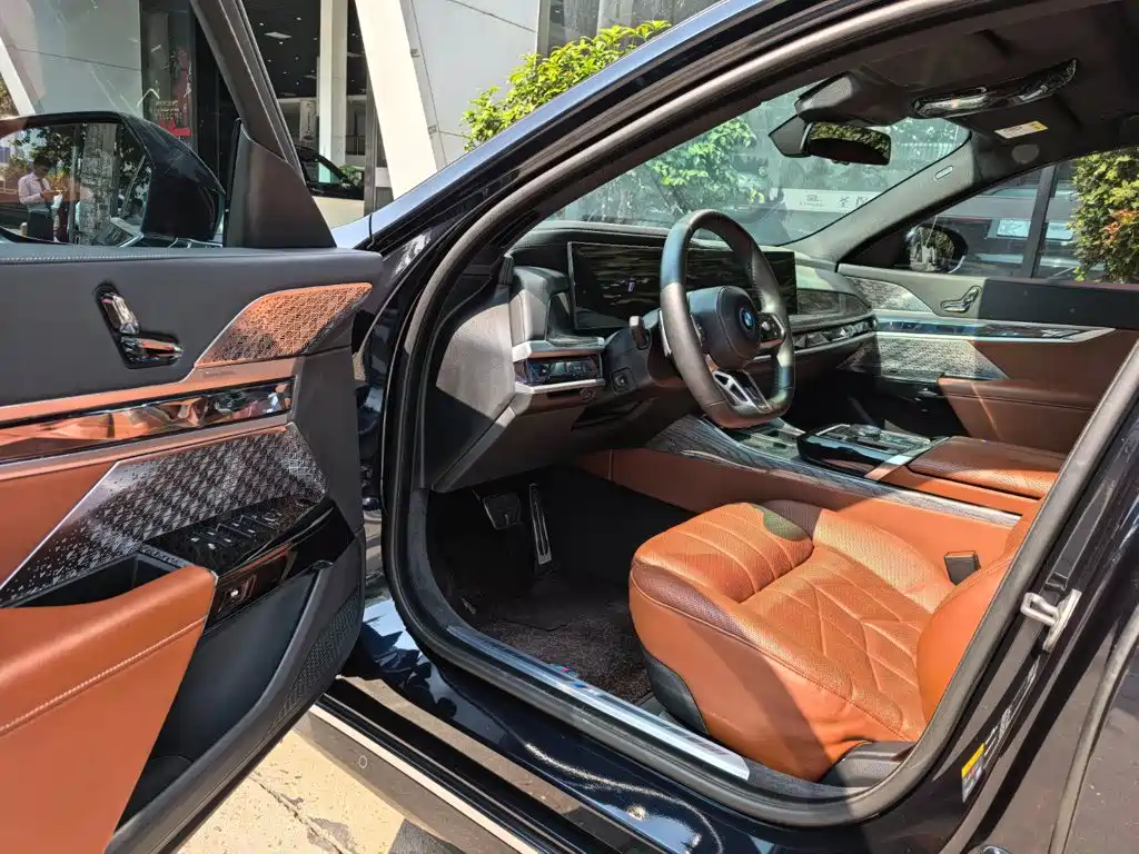 BMW i7