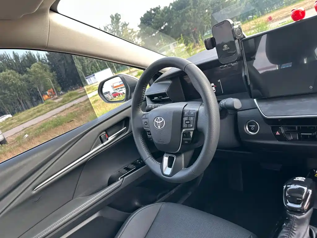 Toyota Camry — миниатюра 18