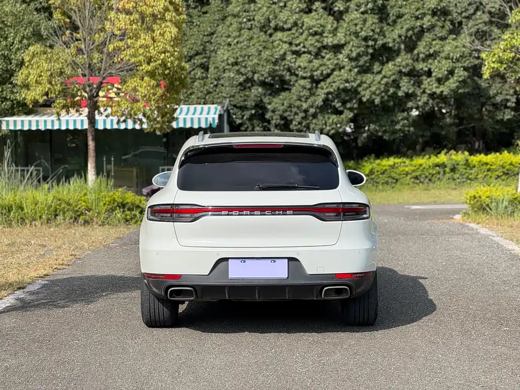 PORSCHE MACAN